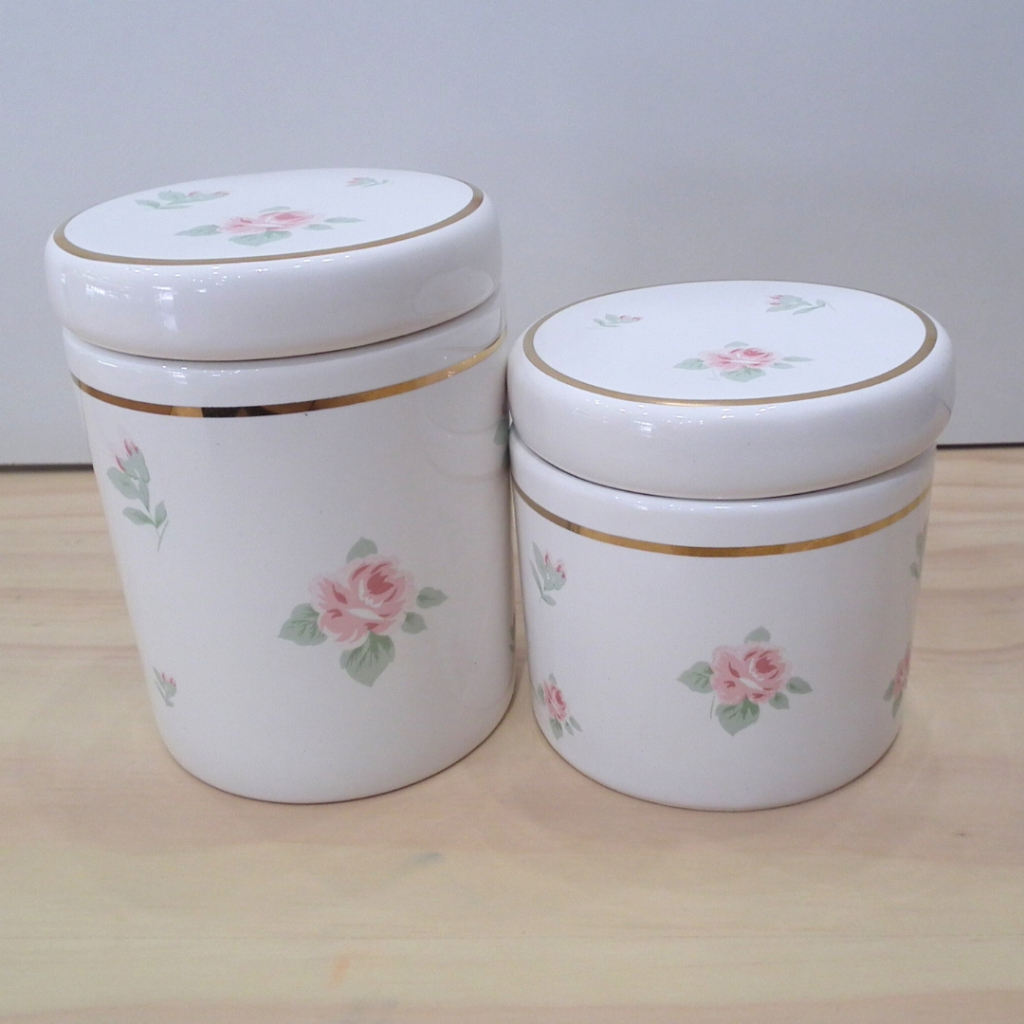 Par de Potes de Porcelana Floral Rosa com Filete Ouro Porta Algodão e Porta Cotonete Banheiro ou Kit Higiene Bebe