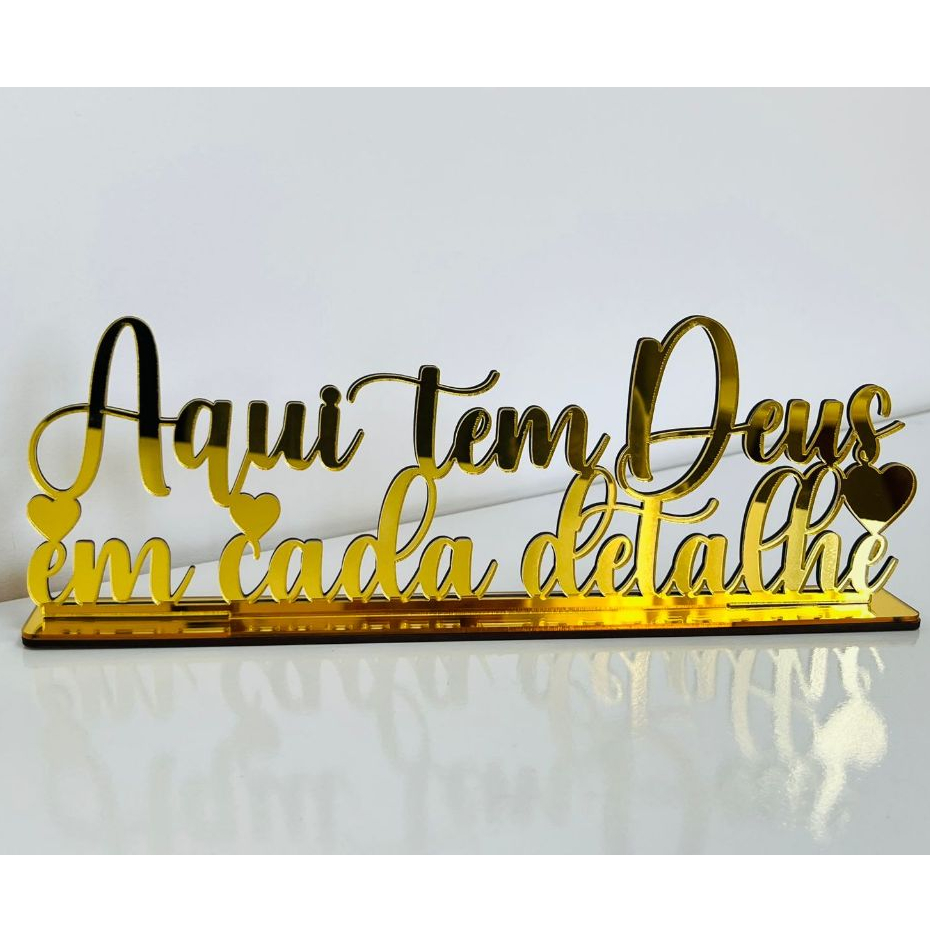 Frase Decorativa Aqui tem Deus em Cada Detalhe Com Base Decoração Estante OFERTA em Oferta na Shopee