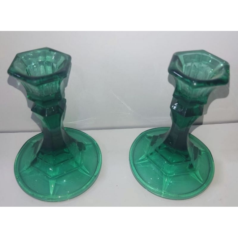 ANTIGO PAR DE CASTIÇAL DE VIDRO VERDE, CÓDIGO 391