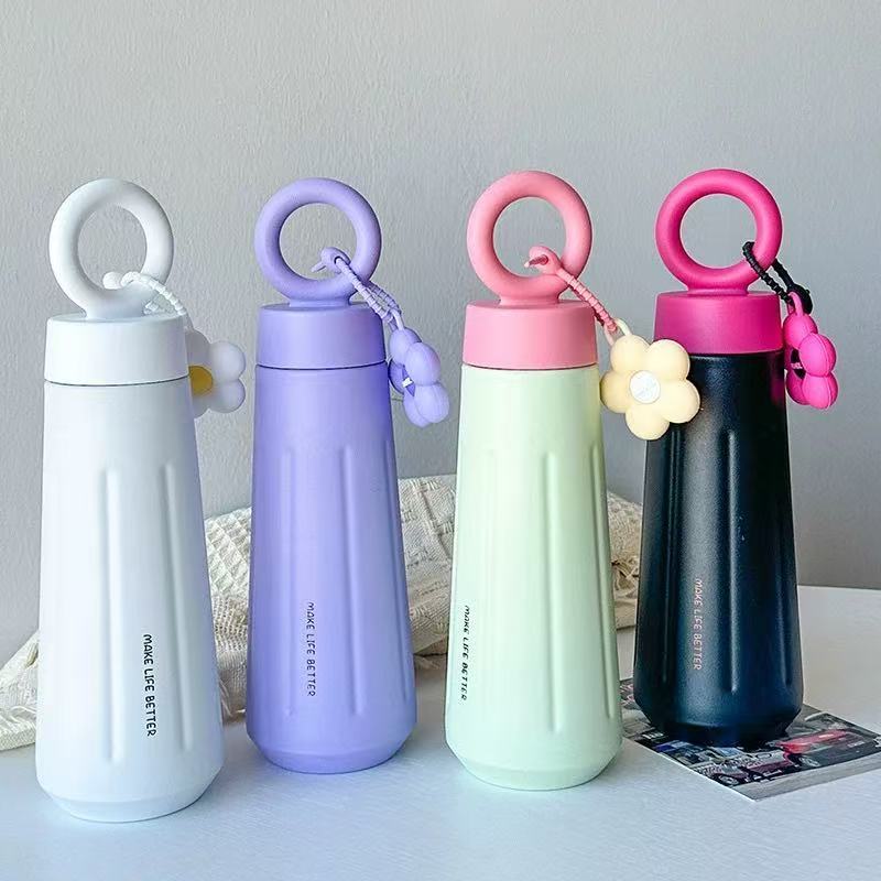 Garrafa térmica de Aço lnoxidavel com alça e Chaveiro de Flor 450ml A11 - *cor aleatório*