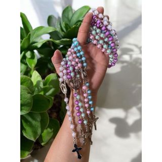 Terço católico colorido 45 cm de Nossa Senhora Aparecida colorido em Oferta na Shopee