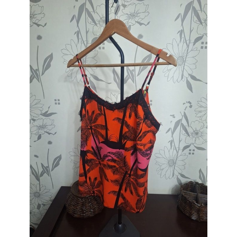 Blusa estampada com alcinhas reguláveis e renda no decote. Tamanho M