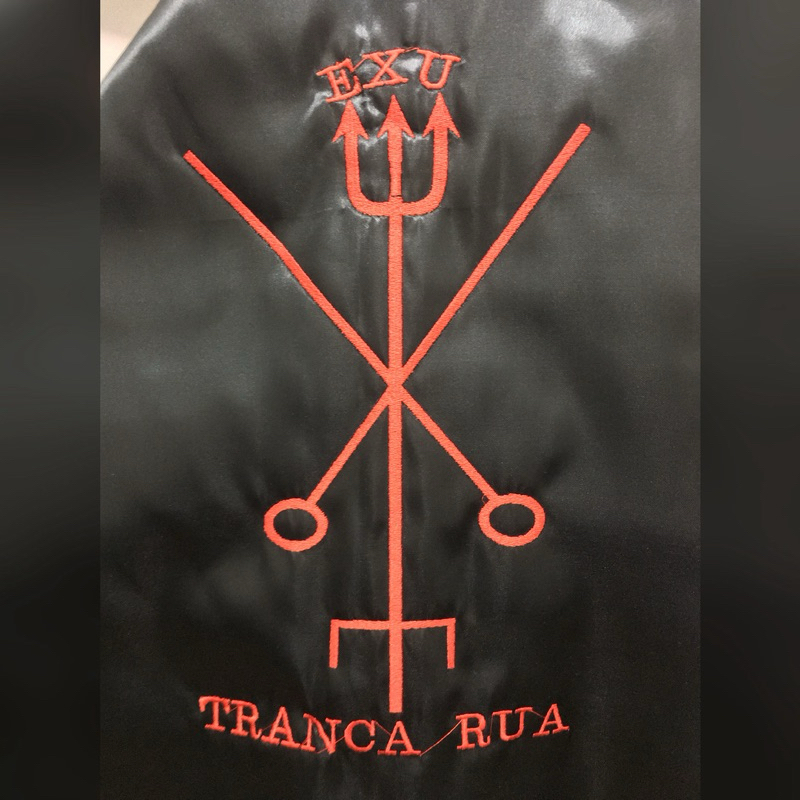 capa de exú Tranca Rua ponto riscado bordado umbanda candomblé