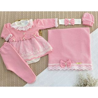 Saída de Maternidade Mundo Colorido – 6 Peças em Malha Tricô: Vestido, Body, Manta, Luvas e Tiara em Oferta na Shopee