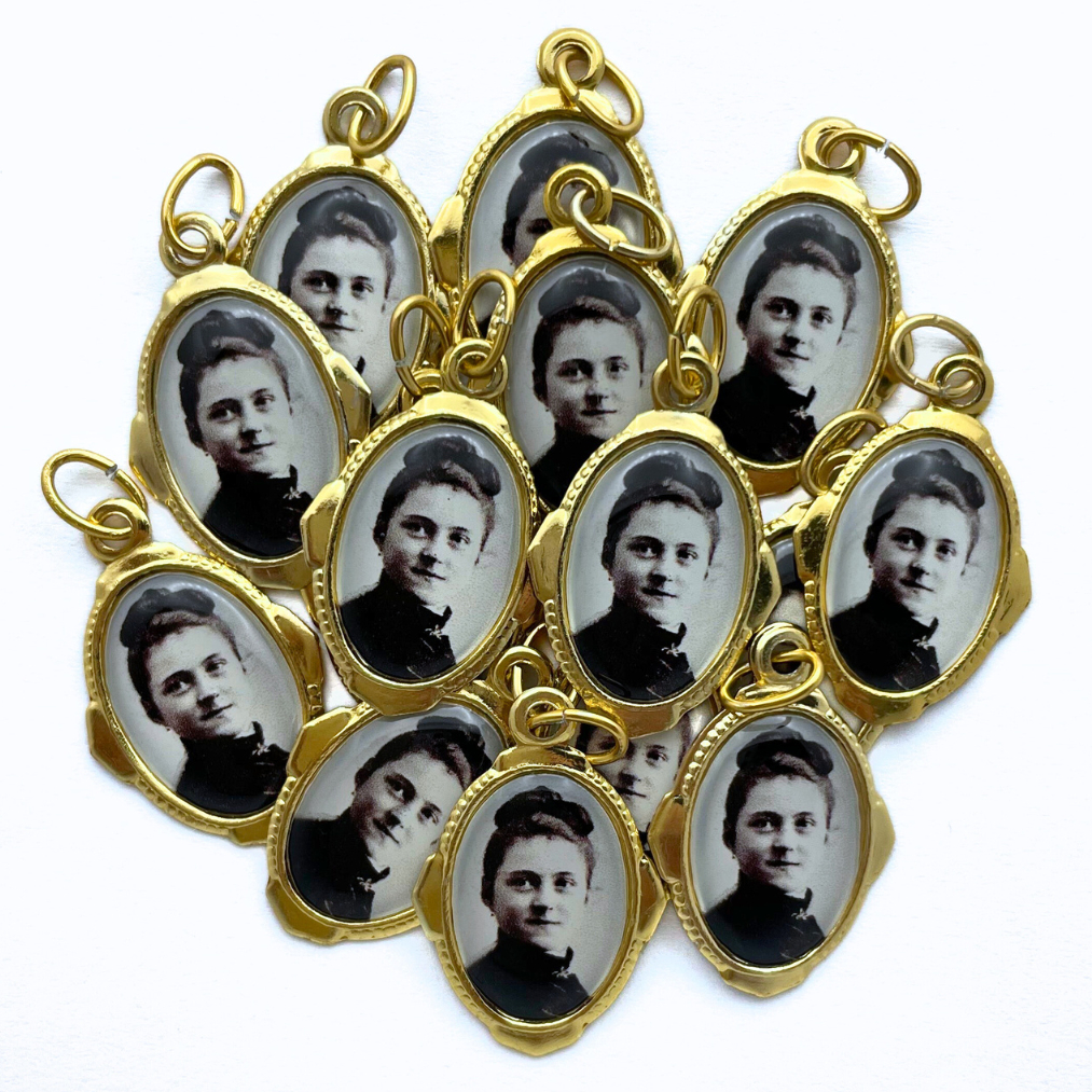 Medalhinhas Santa Teresinha 50 Unidades em Oferta na Shopee
