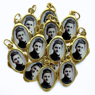 Medalhinhas Santa Teresinha 50 Unidades em Oferta na Shopee