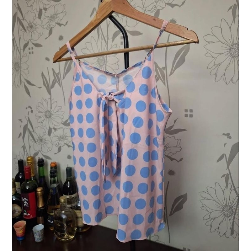 Blusa com alcinhas reguláveis, estampa poá com amarração no decote. Tamanho P