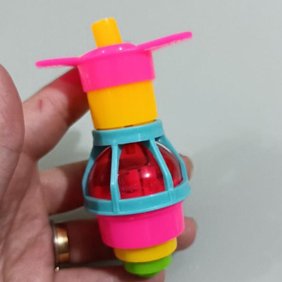 Pião com Luz Colorido Brilhante | Alta Velocidade e Iluminação – Brinquedo Infantil Divertido