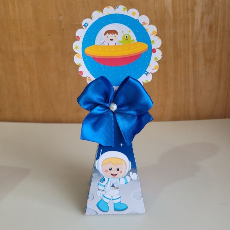 Caixa pirâmide personalizada para lembrancinha  de mesa de aniversário infantil com o tema astronauta