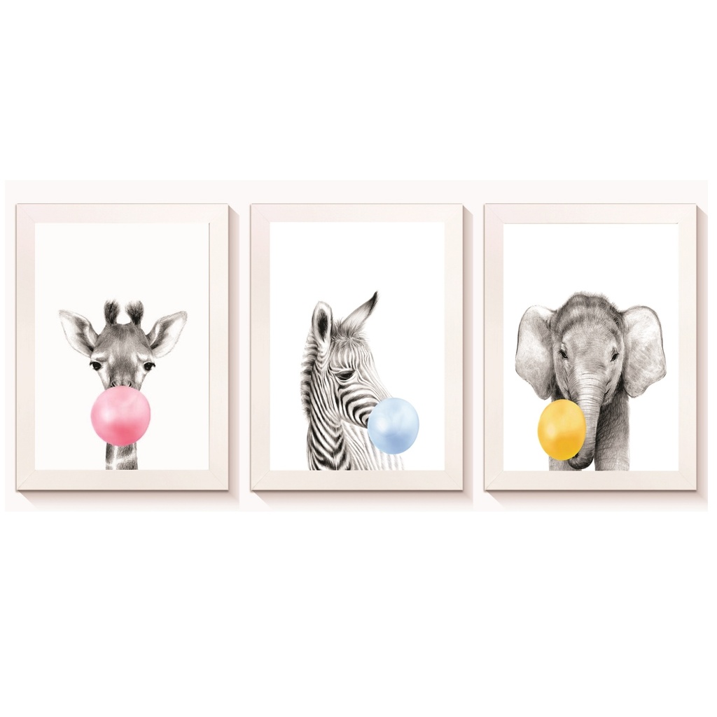 Kit 3 Quadros Decorativos Quarto de Bebê Girafa Zebra e Elefante mascando chicletes coloridos Tamanho A4 Moldura Branca