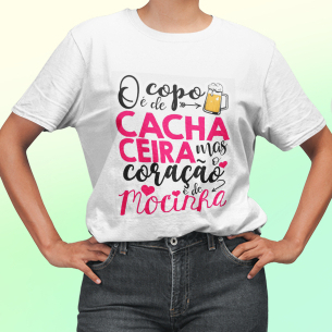 Camiseta Feminina Estampa O Copo é de Cachaceira Mas o Coração é de Mocinha Camisa 100% Poliéster