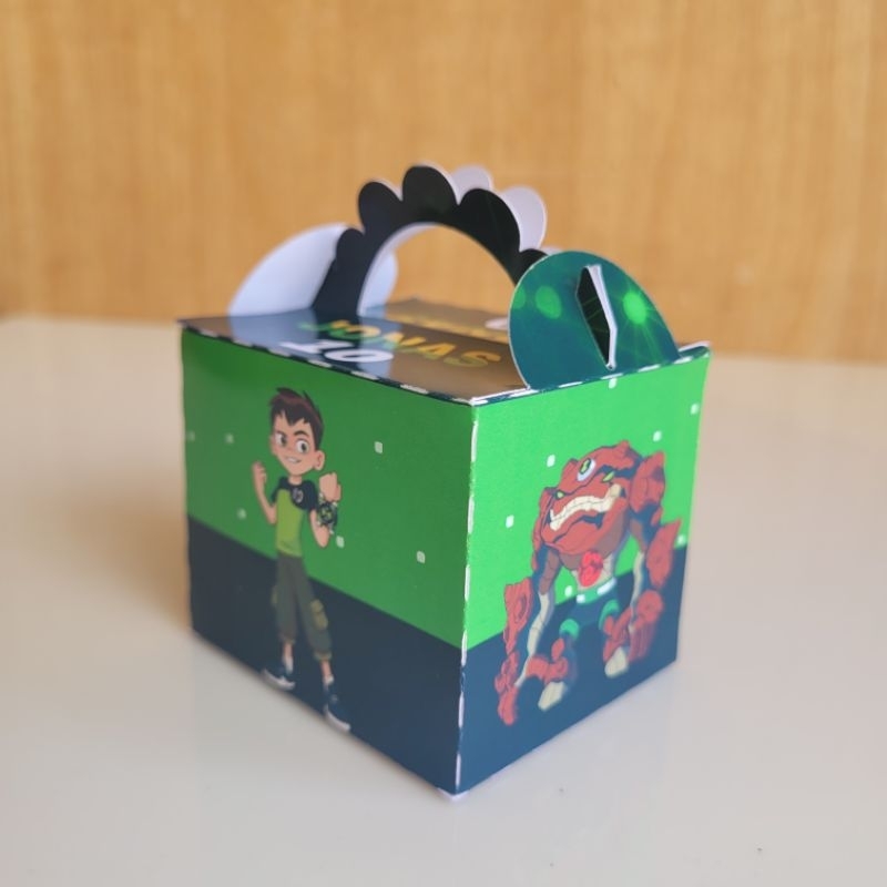 Caixa lanchinho personalizada para lembrancinha de mesa de aniversário infantil de menino com o tema Ban 10