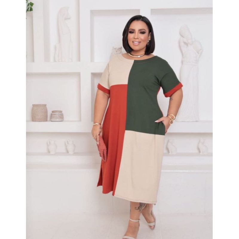 vestido plus size modelo tricolor mide lateral com fenda e bolso
