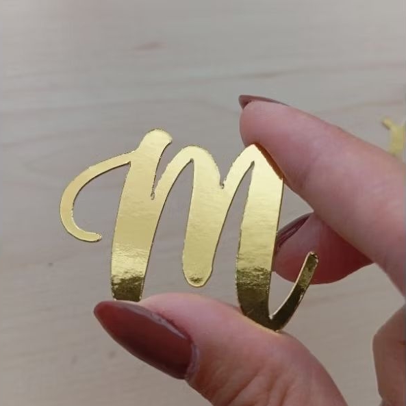 Kit de 20 Aplique Em Papel Lamicote Dourado Letra Inicial - Letras douradas para Lembrancinhas - Decoração Letra Dourada