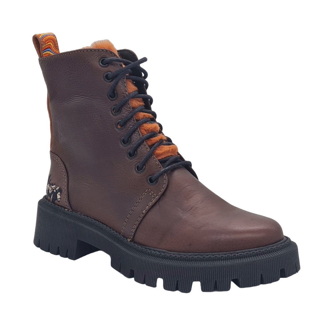 Bota Feminina Coturno Couro Legítimo com Bordado e Pele Sola Tratorada Cano Curto / Médio com Zíper Inspiração Farm Rio