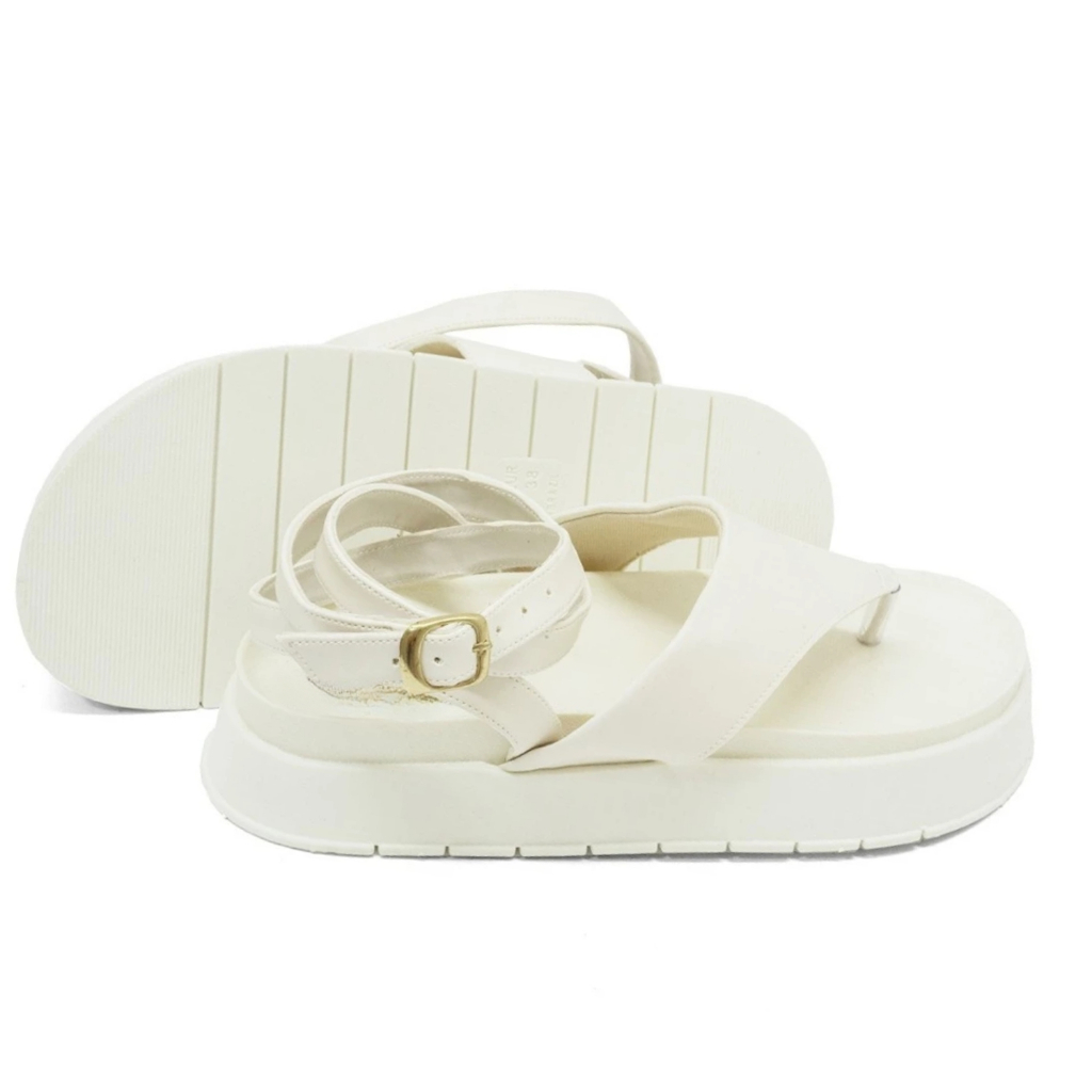 Sandália rasteira feminina preta com plataforma alta, tiras cruzadas, fivela dourada e solado emborrachado