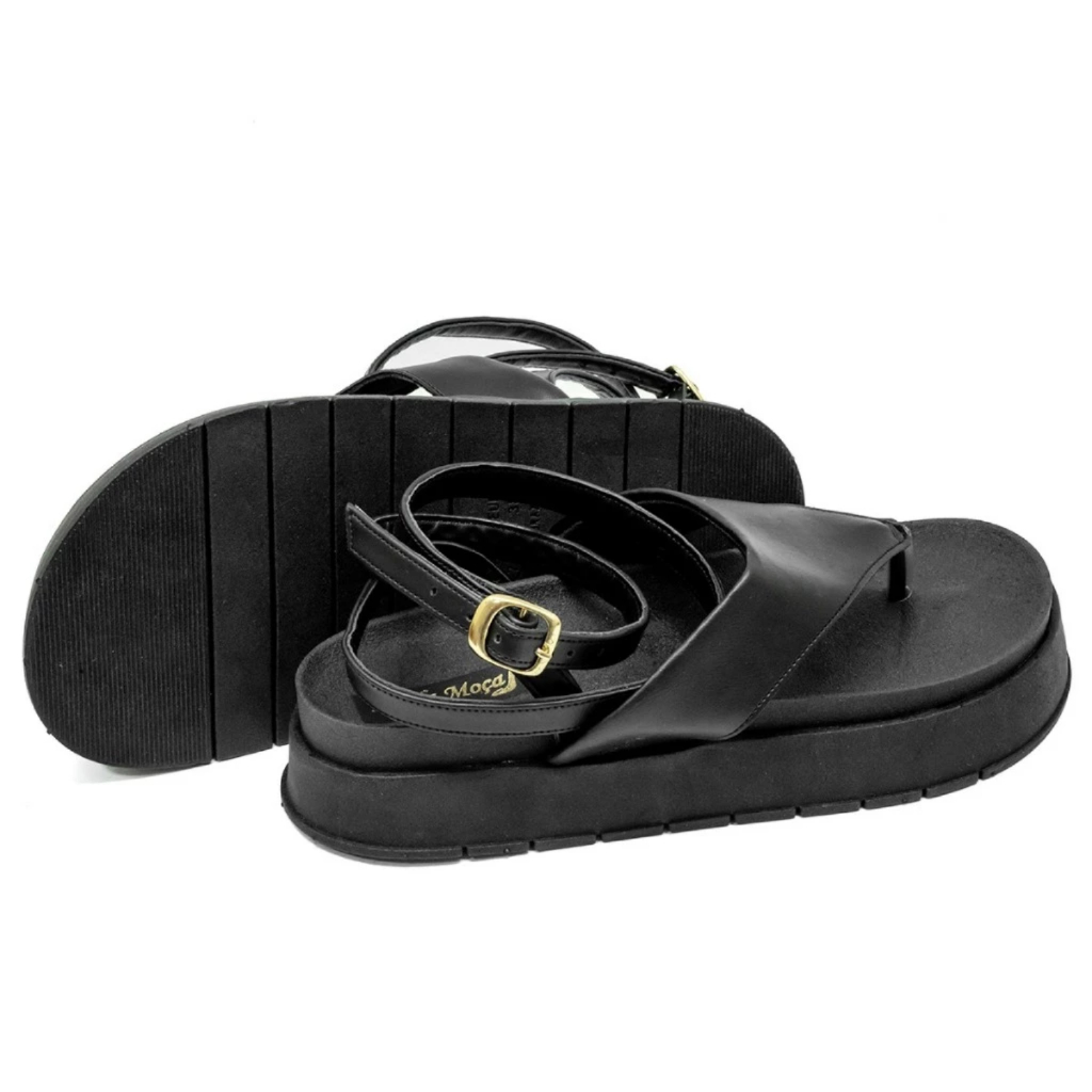 Rasteira feminina de plataforma alta, na cor preta, com tiras largas, fechamento em fivela e muito conforto