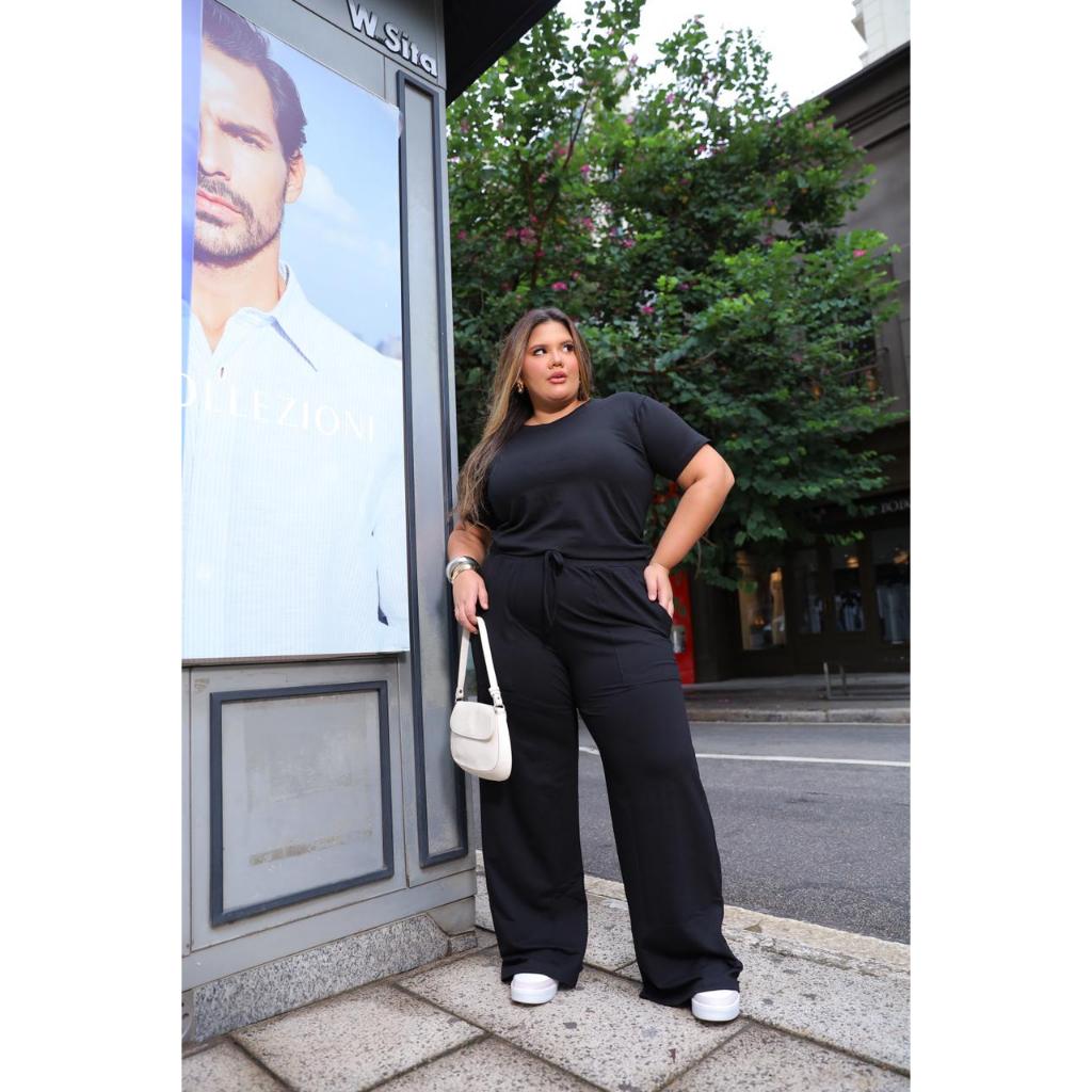 Conjunto PLUS SIZE G1, G2 e G3  em moletinho, calça pantalona, cintura alta e blusa de manga curta com elasticidade.