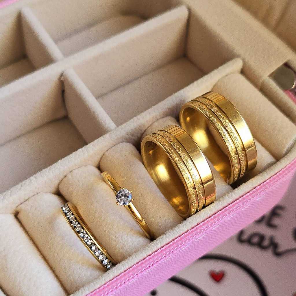 Par de aliança casamento com duplo friso diamantada + Gravação nome e data + Anel Sólitario e Aparador