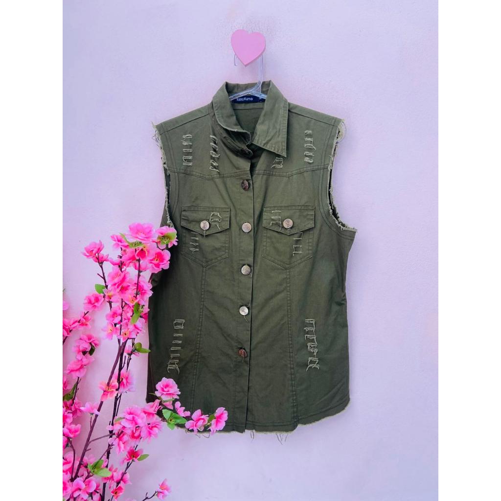 colete verde militar destroyed abotoado sem mangas talita kumê