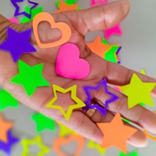 100 unid Estrela coração médio brilha na luz negra cor neon - kit aplique aniversário topper docinho em Oferta na Shopee