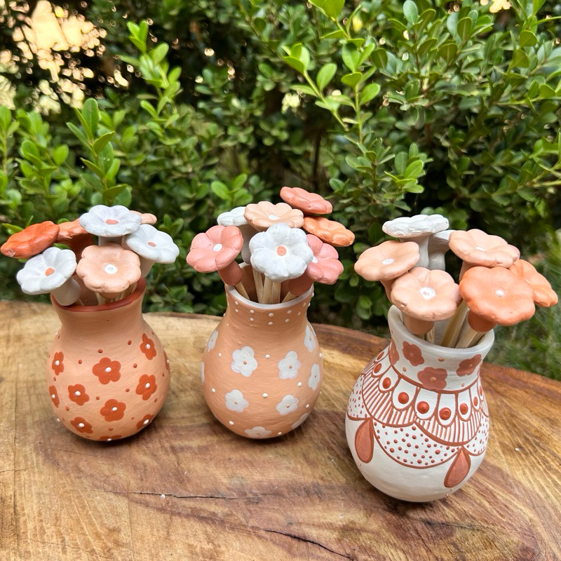 Vasinho de barro com flor, pequeno, à pronta entrega – Cerâmica do Vale do Jequitinhonha MG
