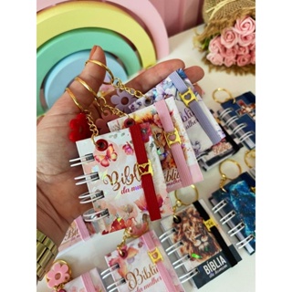 Mini biblia feminina chaveiro em Oferta na Shopee