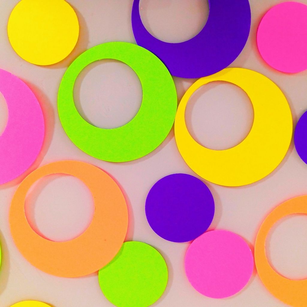 50 CÍRCULOS NEON GG  VAZADOS E G CHEIOS, BRILHAM NA LUZ NEGRA, FESTA NEON, ANIVERSÁRIO.