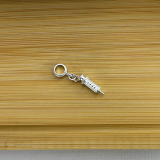 Berloque seringa - Banhado a prata, com garantia em Oferta na Shopee