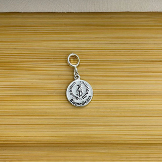 Berloque profissão Biomedicina - Banhado a prata, com garantia em Oferta na Shopee