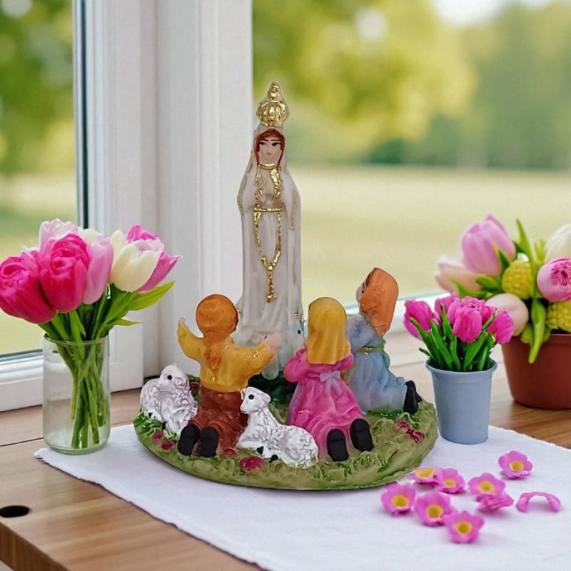 Imagem de Nossa Senhora de Fátima com Pastores na grama 8cm em Resina