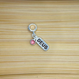 Berloque plaquinha “Deus” com pedra rosa - Banhado a prata, com garantia em Oferta na Shopee