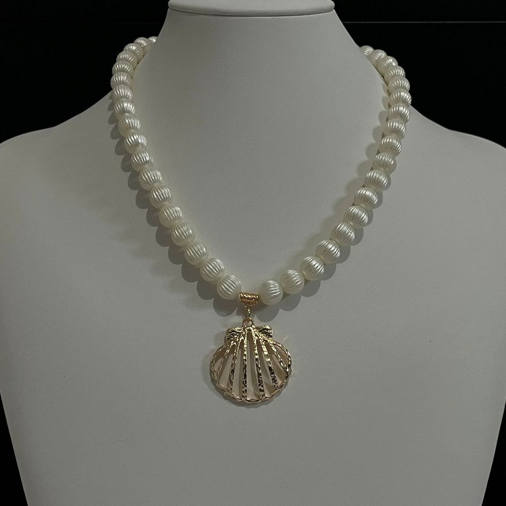 Colar Feminino Longo Pérolas com Pingente Dourado – Estrela, Concha, Mar – Delicado e com Banho Cataforético Dourado