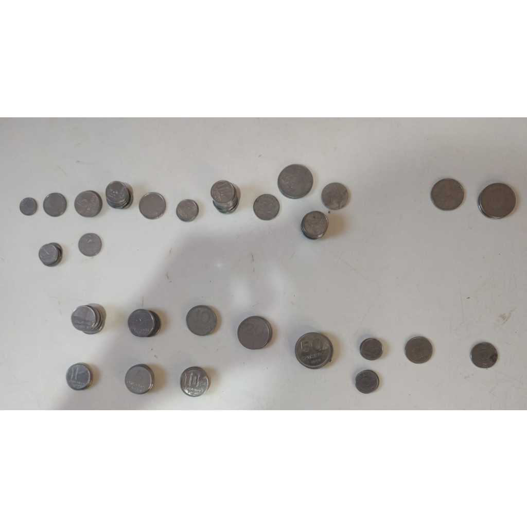 Lote com 94 moedas antigas incluindo cruzeiros, cruzados e centavos dos anos 60 até anos 90 ideal para revenda e coleção