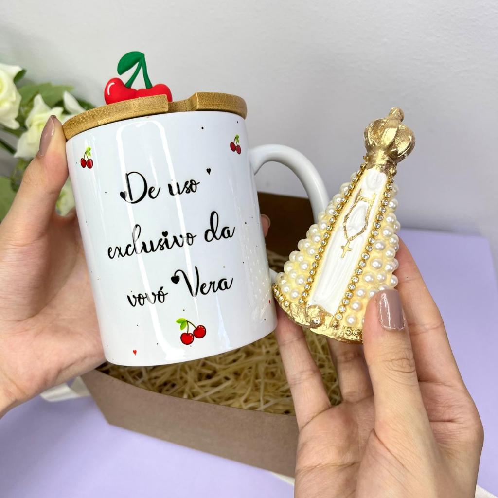 Caixa kraft com palha com caneca personalizada para avós com tampa de bambu e imagem de nossa senhora de aparecida
