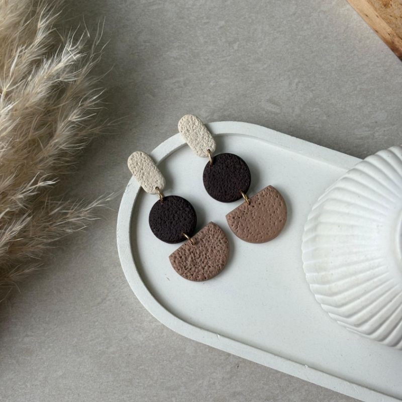 Brinco Melina Boho Chic Marrom Nude e Off White com Textura | Cerâmica Plástica Feito à Mão, Leve e Hipoalergênico