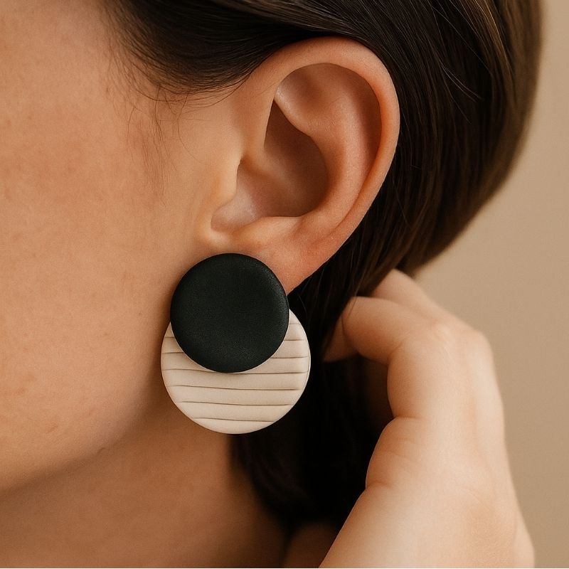 Brinco Grassie Orgânico em Cerâmica Plástica Preto e Off White | Leve, Feito à Mão, Moderno e Hipoalergênico