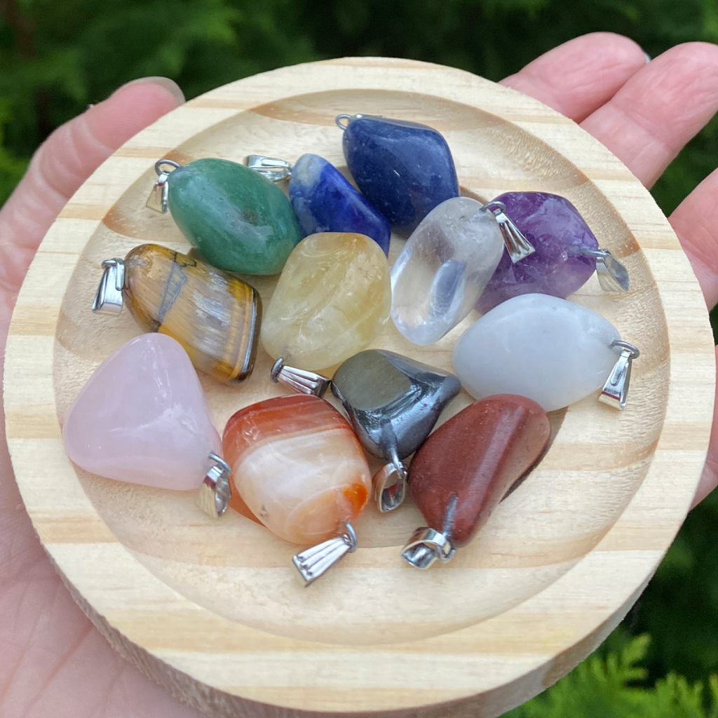 Kit 12 Pingentes Diversos de Pedras Naturais Roladas Apx 2cm