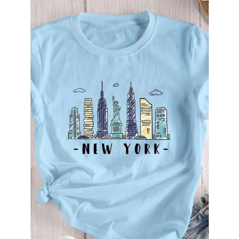 Camiseta Feminina Azul Bebê com Gráfico do Skyline de Nova York - Manga Curta, Gola Redonda Casual com Estampa NEW YORK
