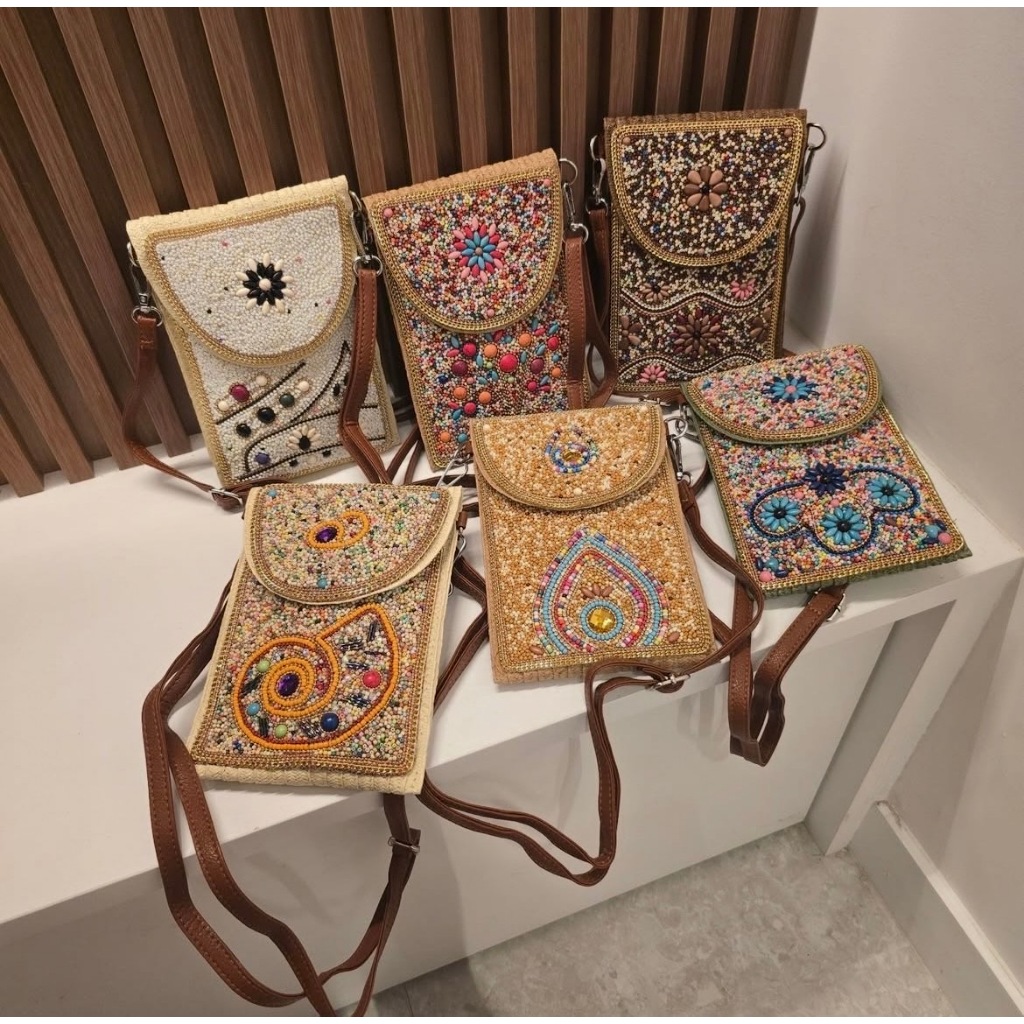 Bolsa compacta porta celular artesanal com miçangas casual em Oferta na Shopee