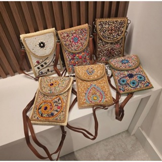 Bolsa compacta porta celular artesanal com miçangas casual em Oferta na Shopee