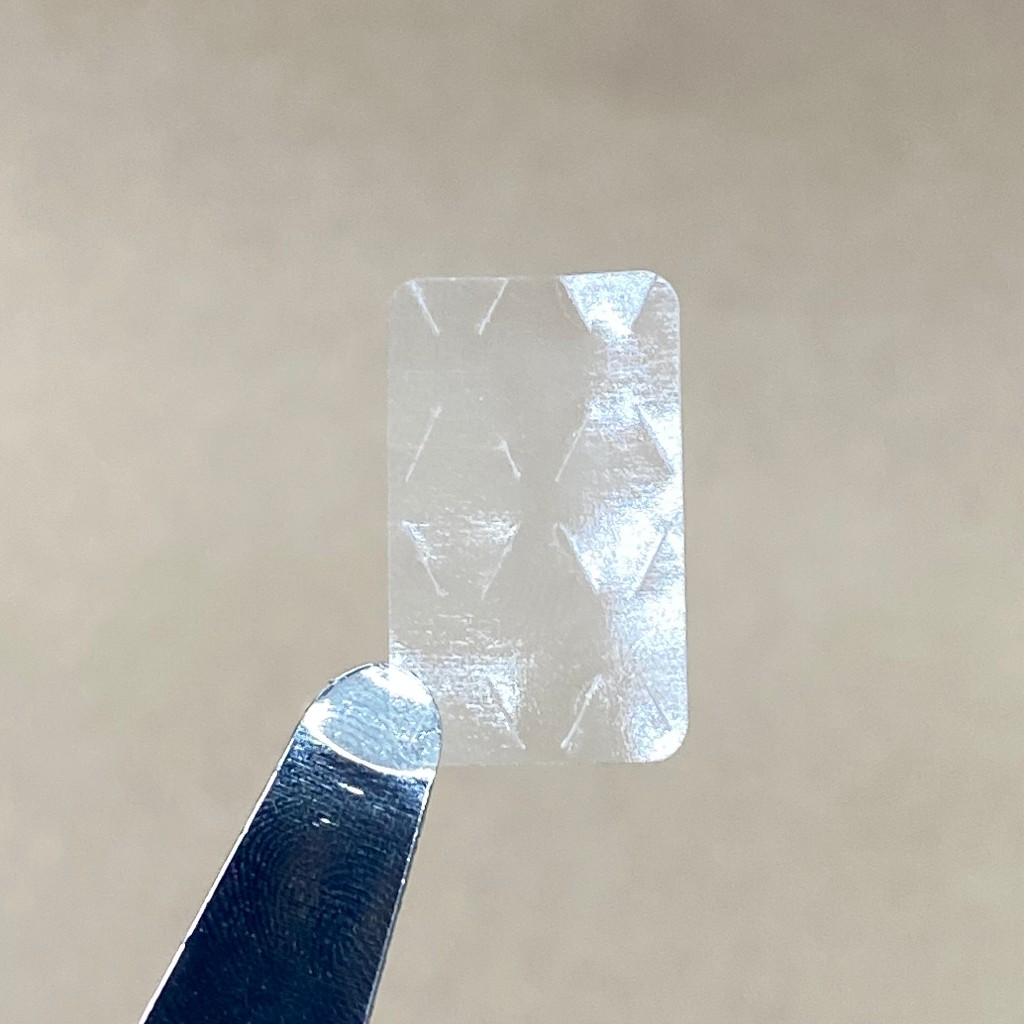 1.000 Lacres Adesivos 1,5x2,5cm  - BOPP NEUTRO TRANSPARENTE com Picote - Farmacêutico - Etiqueta de Segurança