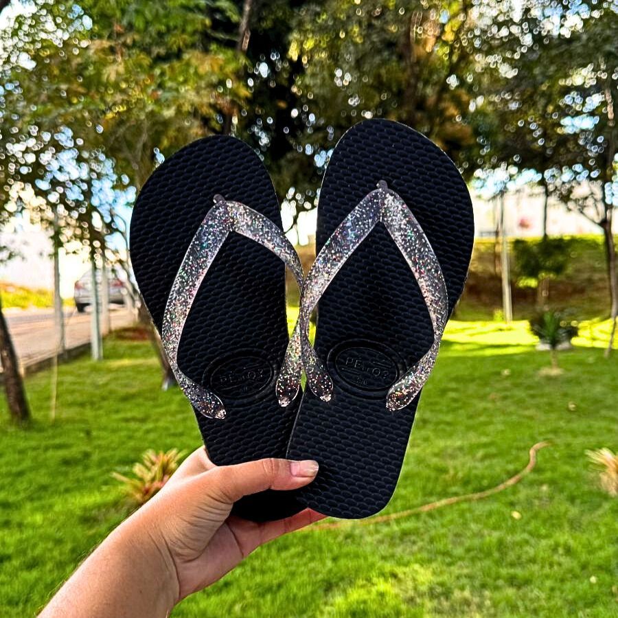 Oferta Chinelo Feminino Correia Glitter Super Leve Macio e Confortável  Tendência Verão 2025 com Estilo-ate-numero-43/44 em Oferta na Shopee