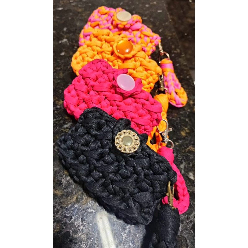 Mini Bolsa de Crochê / Carteira Artesanal com Alça e Botão Decorativo