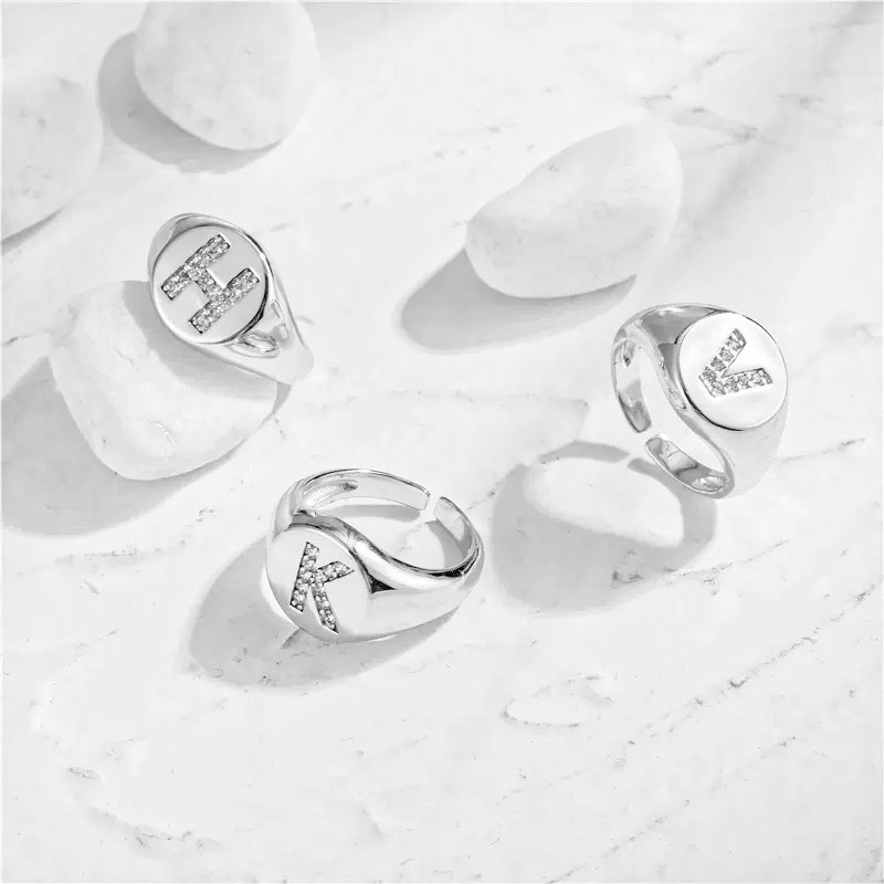 anel de dedinho letra regulavel semijoia banhado no ouro branco rodio em Oferta na Shopee