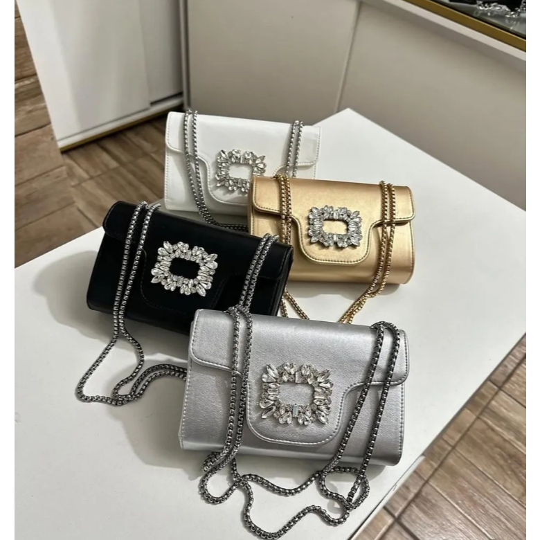 Bolsa de ombro  decorada com pedrinhas, aba de couro sintético com corrente de metal, embr...