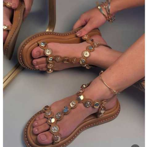 Sandália Feminina  Flatform com tachas Douradas.