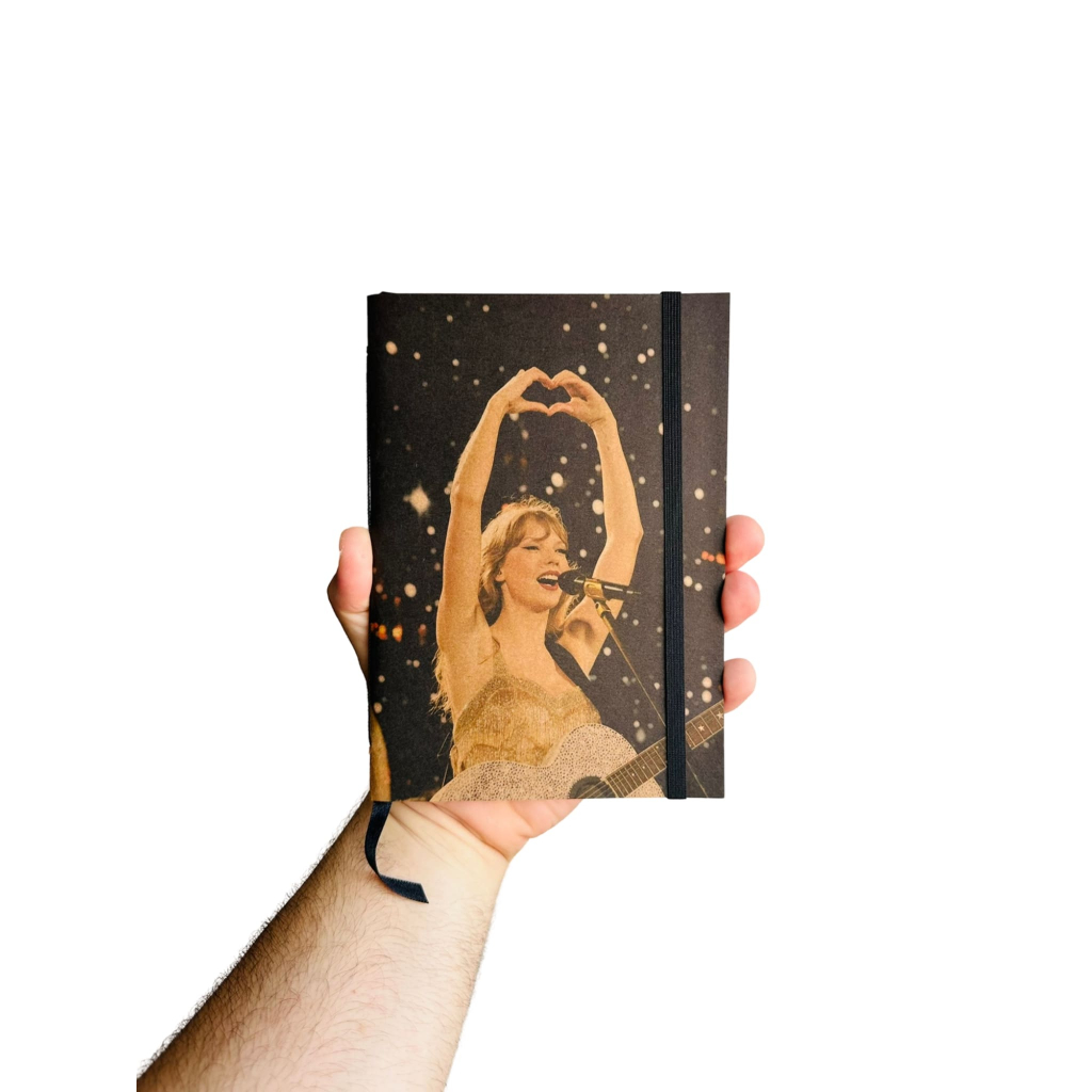 Sketchbook Caderno Taylor Swift Fazendo Coração com Elástico e Marca Página Aquarela em Oferta na Shopee