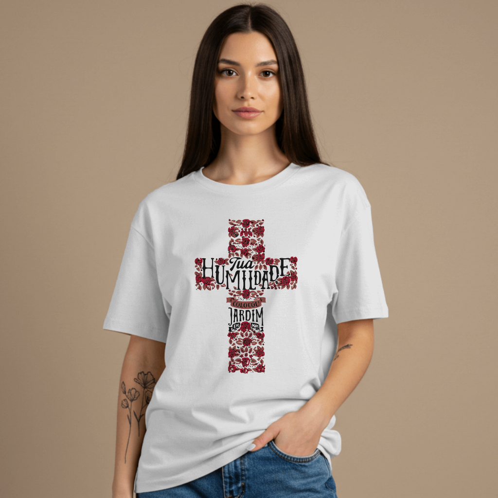 Camiseta Oversized Branca Cruz com Flores Fé e Estilo Streetwear Despojado