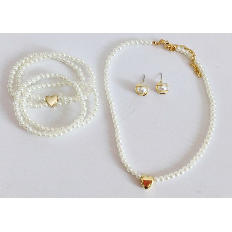 lindo colar choker pérola com uma linda pulseira e um lindo par de brincos